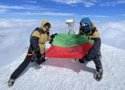 Флаг Запорожской области развернули на вершине Эльбруса