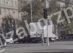 Полуголый запорожец со свистком возомнил себя инспектором ГАИ и попал на видео 