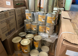 Рогозин передал гуманитарную помощь беженцам в Запорожскую область