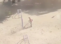 В Запорожье сумасшедший коммунальщик покосил песок и попал на видео