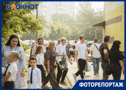 Слезы радости, металлоискатели и охрана: как прошёл День знаний в Мелитополе