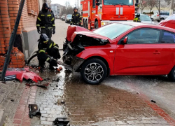 Водитель красной Kia попала в больницу после столкновения с ограждением в Мелитополе