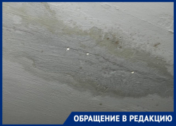 Жительница пгт Весёлое показала последствия протекания потолка в подъезде её дома на улице Чкалова