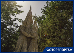 «Будто из Чернобыля»: как спустя 65 лет после установки выглядит памятник интернациональной дружбе в Мелитополе