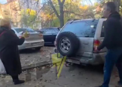 «Люди, помогите»: женщина вступилась за запорожца, схваченного толпой военкомов