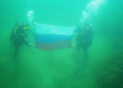 Российский триколор развернули на дне Азовского моря в честь Дня Государственного флага