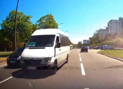 Смертельно опасный манёвр водителя маршрутки попал на видео в Запорожье