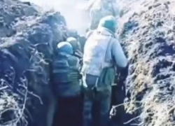 Бойцы ВС РФ показали на видео взятие в плен солдата ВСУ в Запорожской области