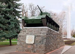 В Мелитополе на постамент Братского кладбища вернули танк Т-70