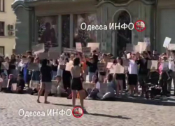 Митинги против отставки министра обороны из Васильевки Михаила Федорова прошли по всей Украине