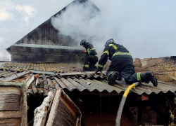 МЧС показало фото дотла сгоревшего гаража и частного дома в Мелитополе