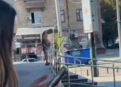 В Запорожье маргинал со спущенными штанами продемонстрировал прохожим свое хозяйство