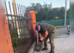 Появилось видео, как запорожский военком порезал шины мотоциклов подростков 
