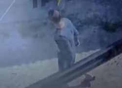 В Запорожье на видео попало, как ловко мужчина утащил самокат у ребёнка