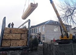 Подрядчик из Пензенской области приступил к ремонту крыши школы в Токмаке