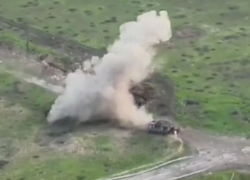 Появилось видео, как бойцы ВС РФ отбились от атак ВСУ на подбитой машине в Малой Токмачке