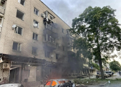 Украинский БПЛА ударил по жилому району в Токмаке: пострадала женщина