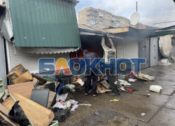 Полыхающий ларёк на Кировском рынке сняли на видео очевидцы в Мелитополе