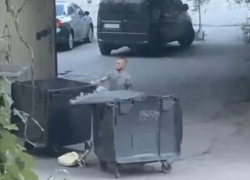 Кидающегося на мусорки парня с ножом показали жители Запорожья