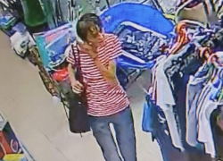 В запорожском магазине видеокамеры сняли прыткую серийную воровку в действии