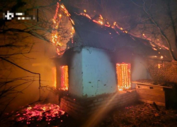 Спасатели показали, как пламя охватило частной дом в Запорожье