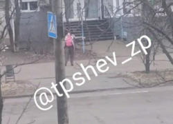 На видео сняли, как женщина шаманским танцем отгоняла дроны в Запорожье