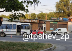 Столкновение подростка на самокате с автобусом попало на видео в Запорожье