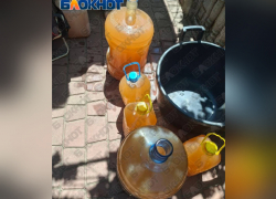 Воду ярко-оранжевого цвета разлили на точке подвоза в Мелитополе
