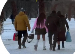 Запорожская модница с голыми ногами зимой удивила прохожих и стала звездой соцсетей