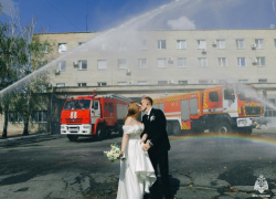 Запорожский спасатель вместе с женой провели свадебную фотосессию в пожарной части