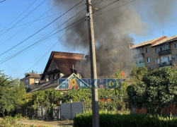 Гигантский столб дыма над частным домом засняли на видео в Мелитополе