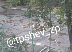Стало известно, из-за чего всю улицу в Запорожье залило ржавой водой