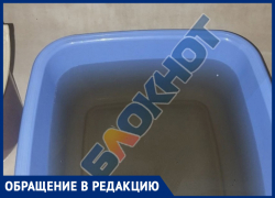 «Воняет болотом»: жительница Михайловки показала подозрительный цвет воды из-под крана