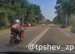 Смертельно опасный манёвр мотоциклиста сняли на видео в Запорожье