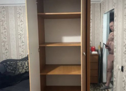 Мужик без трусов в подарок: пикантное объявление о продаже шкафа опубликовали в Запорожье