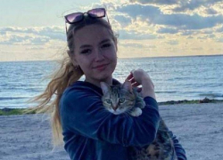 19-летняя девушка с маленькой сумкой в форме круга внезапно пропала в Бердянске