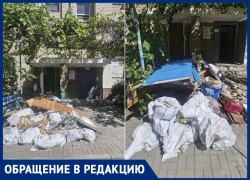 Коммунальщики отказались убирать кучи мусора у подъездов многоэтажки в Мелитополе