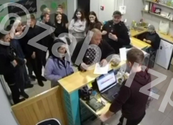 Камеры видеонаблюдения сняли, как разъяренный дебошир разбил голову продавцу магазина в Запорожье