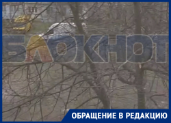 Водители "оккупировали" двор дома и устроили в нём грязевой замес в Мелитополе 