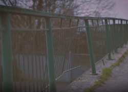 Жуткий мост на Новый Мелитополь с ямами и осыпающимися тротуарами решили перекрасить