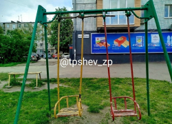 Необычный способ ремонта суровых качелей показали в Запорожье