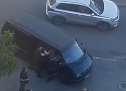 Запорожца скрутили на глазах у прохожих возле автобусной остановки