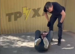 Мужчина с голым членом приставал к прохожим и получил за это по лицу в Запорожье