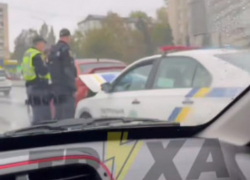 В Запорожье полицейская машина врезалась в легковушку 