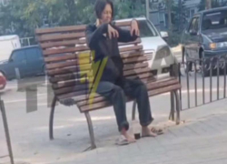 Запорожцы сняли на видео, как босая женщина проводила странные ритуалы на лавочке