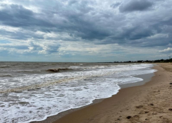Грозы и шквалистый ветер надвигаются на Азовское море в Запорожской области 