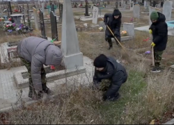 В Приазовском запорожские школьники навели порядок на могиле героя ВОВ