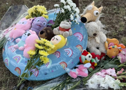 Стихийный мемориал погибшим в результате удара ВСУ по базе отдыха появился в Кирилловке
