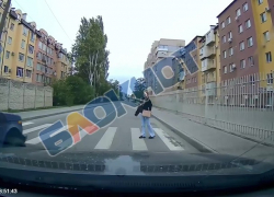 Появилось видео, как водитель «Нивы» едва не сбил ребенка на пешеходном переходе в Мелитополе