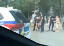 Появилось видео, как мужчину скрутили полицейские под романтическую музыку в Запорожье